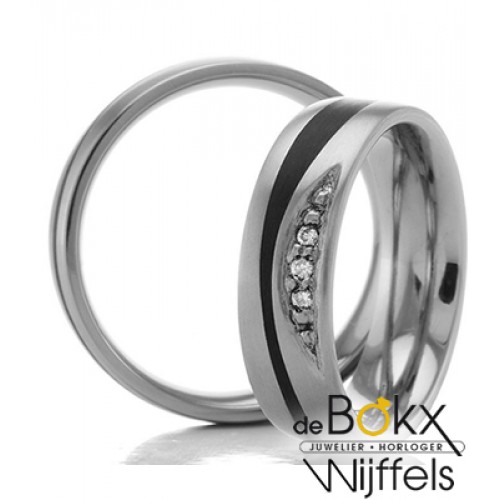 Titanium trouwring met carbon en 3 diamanten 52553 - 56225 Titanium trouwring met carbon en 3 diamanten 52553 - 56225
