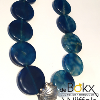 Kralen ketting met blauwe agaat en een zilveren schelp hanger - 51348 Kralen ketting met blauwe agaat en een zilveren schelp hanger - 51348
