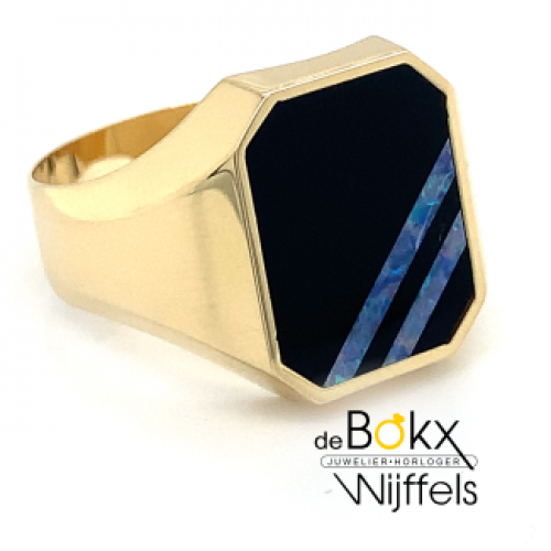 dreigen Minimaal Worden Ringen - Prachtige zegelring in geelgoud met blauw en zwarte steen. De ring  is in maat 63, en heeft een zwarte onyx en twee blauw witte strepen opaal  steen. De bovenzijde van