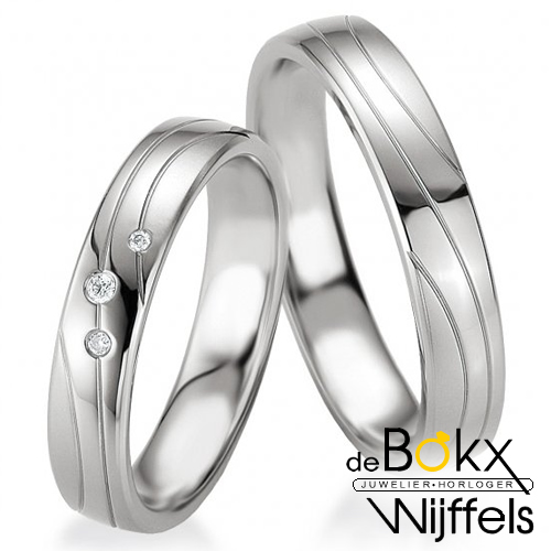 Comorama voor Bevoorrecht Trouwringen - Zilveren trouwringen met lijnen, deze ringen kunnen ook als  relatiering of partner ring gedragen worden. De ring heeft een breedte van  4mm en kan in verschillende maten bestel worden. Online