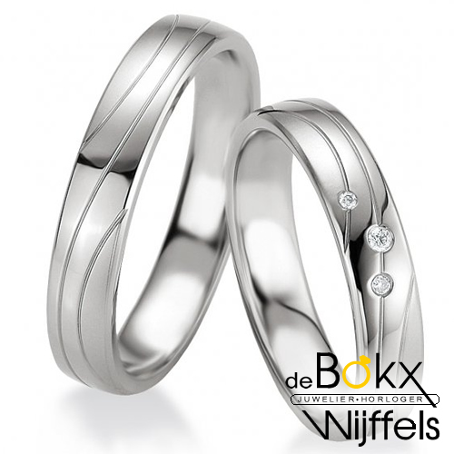 Comorama voor Bevoorrecht Trouwringen - Zilveren trouwringen met lijnen, deze ringen kunnen ook als  relatiering of partner ring gedragen worden. De ring heeft een breedte van  4mm en kan in verschillende maten bestel worden. Online