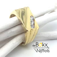 18 karaat gouden heren ring met 3 zirkonia steentjes maat 61 - 51450 18 karaat gouden heren ring met 3 zirkonia steentjes maat 61 - 51450