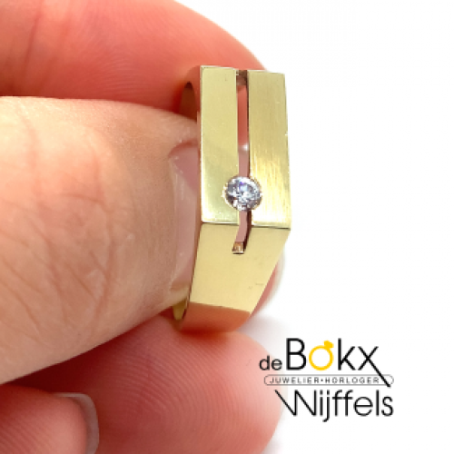 Ringen - Prachtige ring in geelgoud met mooie zirkonia De ring in maat 64, en heeft aan de bovenzijde een breedte van 7mm. <a href="https://www.juwelier-debokxwijffels.nl/image/2021%20Ringmaat%20bepalen.pdf" target="blank&