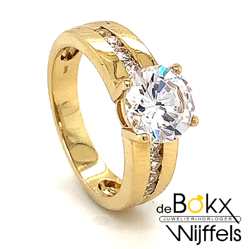 Overeenkomend Leed Enzovoorts Ringen - Stijlvolle geelgouden ring met schitterende zirkonia stenen. Dames  ring met 9 zirkonia steentjes in maat 17, de ring is 6mm breed en gemaakt  in 14 karaat goud. De middensteen is