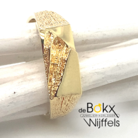 Bijzondere gouden ring met robuuste bewerking maat 58 - 51601 Bijzondere gouden ring met robuuste bewerking maat 58 - 51601