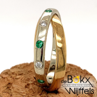 wikkelring geel en wit goud met smaragd en diamant maat 59 - 51617 wikkelring geel en wit goud met smaragd en diamant maat 59 - 51617