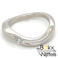 zilveren gebogen bandring met 1 zirkonia maat 53 - 51820 zilveren gebogen bandring met 1 zirkonia maat 53 - 51820