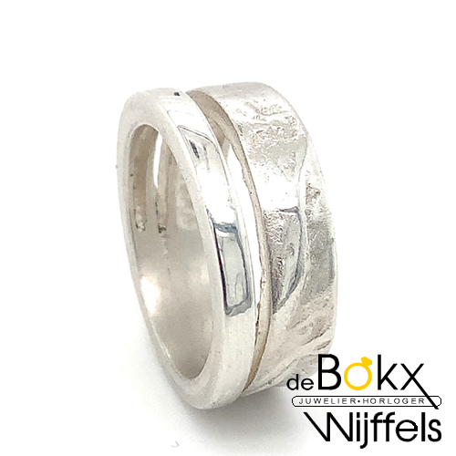 Ringen - Robuste zilveren ring met glimmende lijnen in maat 52. De de ring bovenop de vinger 9.5mm. <a href="https://www.juwelier-debokxwijffels.nl/image/2021%20Ringmaat%20bepalen.pdf" target="blank">Download de Ri