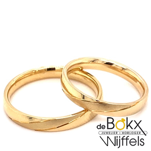 Geel gouden trouwringen met schuine lijnen van Angeli Di Bosca - 52921