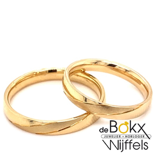 Geel gouden trouwringen met schuine lijnen van Angeli Di Bosca - 52921 Geel gouden trouwringen met schuine lijnen van Angeli Di Bosca - 52921