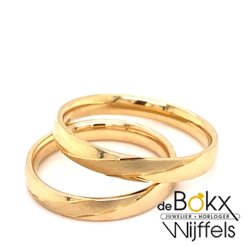 Geel gouden trouwringen met schuine lijnen van Angeli Di Bosca - 52921 Geel gouden trouwringen met schuine lijnen van Angeli Di Bosca - 52921