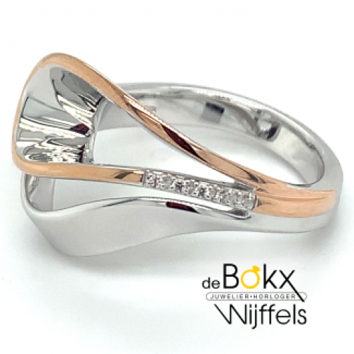 Annoteren verbannen Langskomen Ringen - Zilveren ring met roze accenten en 5 witte saffieren de ring is in  maat 18 en de boog aan de bovenzijde is ongeveer 16mm groot. De ring heeft  een beschermlaag