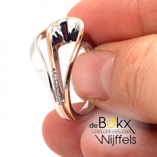 Annoteren verbannen Langskomen Ringen - Zilveren ring met roze accenten en 5 witte saffieren de ring is in  maat 18 en de boog aan de bovenzijde is ongeveer 16mm groot. De ring heeft  een beschermlaag