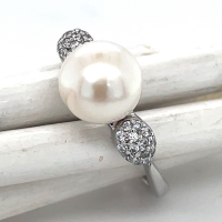 zilveren ring met zirkonia steentjes en een zoetwaterparel maat 52 - 53049