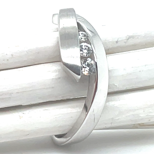 zilveren ring met 3 zirkonia steentjes in maat 56 - 53234