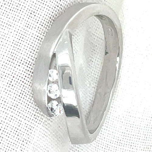 zilveren ring met 3 zirkonia steentjes in maat 56 - 53234