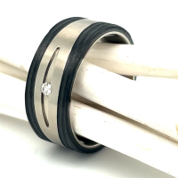 Breede Titanium ring met zwarte carbon en diamant 56 - 56207 Breede Titanium ring met zwarte carbon en diamant 56 - 56207