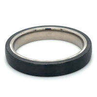 Smalle titanium trouwring met carbon maat 61 - 56220 Smalle titanium trouwring met carbon maat 61 - 56220