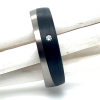 Smalle titanium trouwring met carbon en 1 diamanten maat 55 - 56223