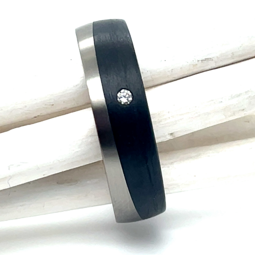 Smalle titanium trouwring met carbon en 1 diamanten maat 55 - 56223
