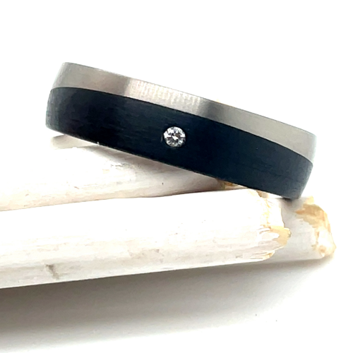 Smalle titanium trouwring met carbon en 1 diamanten maat 55 - 56223