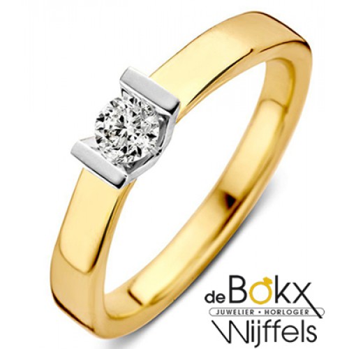Ringen Gouden ring met een diamant van 0.20crt, de ring maat is 54. Ieder jaar presenteren wij een bijzondere jaarring, waarin onze liefde voor diamant design samenkomen. jaar ontwierpen