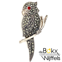 broche zilver papegaai met markasiet en rode granaat - 57889 broche zilver papegaai met markasiet en rode granaat - 57889