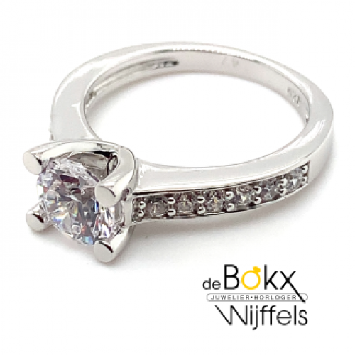 Ringen - Gerhodineerd zilveren ring van 6.5mm breed en uitgevoerd met een luxe rijzetting van briljant zirkonia en zirkonia in een chaton zetting. De ring is in maat 47 (15).