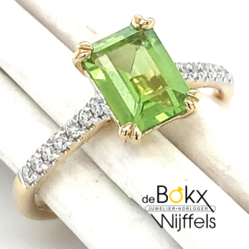 gouden ring met diamant en groene rechthoekige peridoot maat 55 - 600415