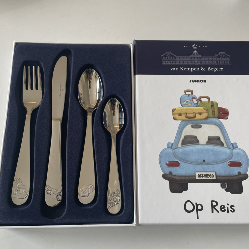 kinderbestek op reis 4 delig set met als afbeelding een vliegtuig, auto, trein en boot. - 600949 kinderbestek op reis 4 delig set met als afbeelding een vliegtuig, auto, trein en boot. - 600949