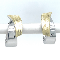 zilver en goudkleurige oorringen met een ruwe bewerking - 601009 zilver en goudkleurige oorringen met een ruwe bewerking - 601009