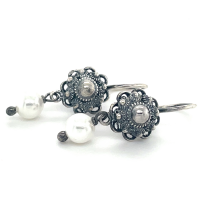 echte zeeuwseknoop oorhangers / oorhaken in zilver 8mm met een pareltjes eronder - 601256 echte zeeuwseknoop oorhangers / oorhaken in zilver 8mm met een pareltjes eronder - 601256